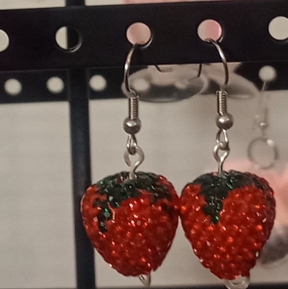 Free Shipping! Rhinestone strawberry earrings. Hand Crafted - Picture 7 of 9